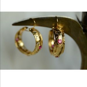 Frida Kahlo gold hoops!